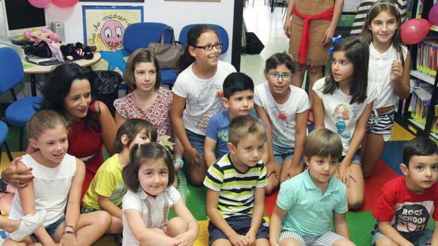 La edil de Educación, Belén Iglesias, con los menores que participan en las actividades de la Biblioteca Municipal de San Francisco. // I. O.