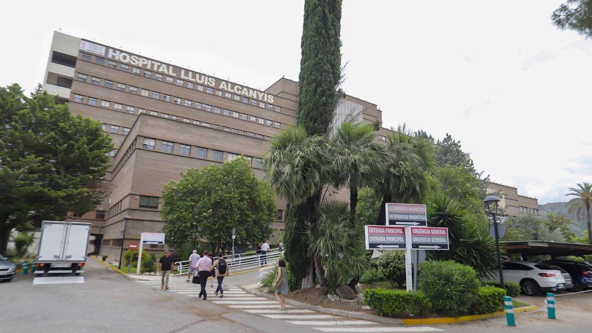 Acceso al hospital Lluís Alcanyís de Xàtiva, en una imagen de archivo.