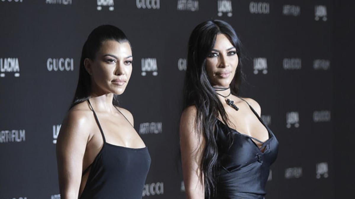 Kim y Kourtney Kardashian durante la gala LACMA