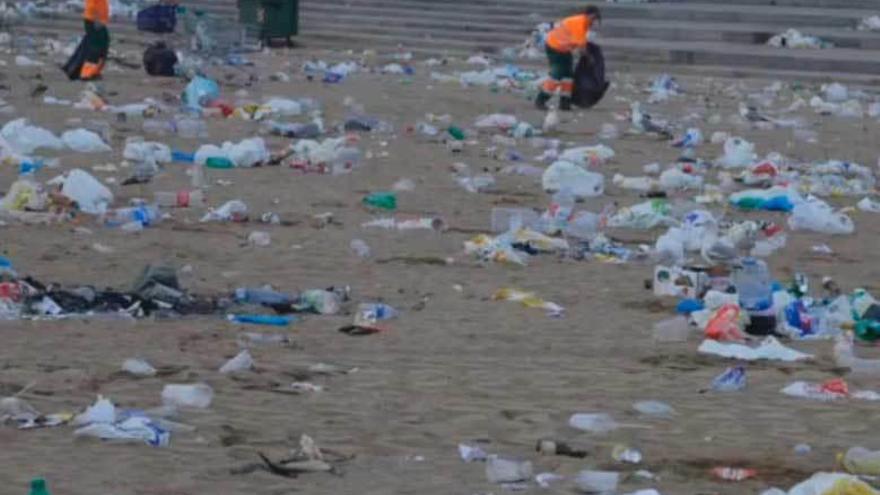 Un aspecto de la playa de Poniente llena de basura en las primeras horas del sábado.