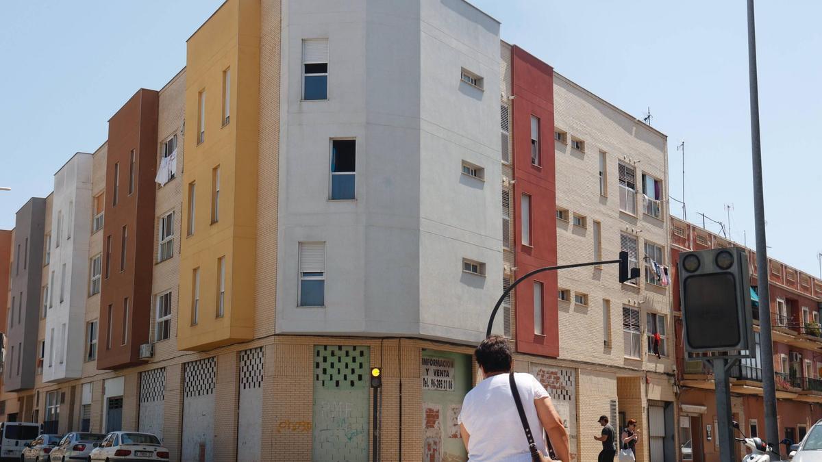 Una vecina pasea frente al edificio de la Sareb ocupado, en una imagen de este verano.