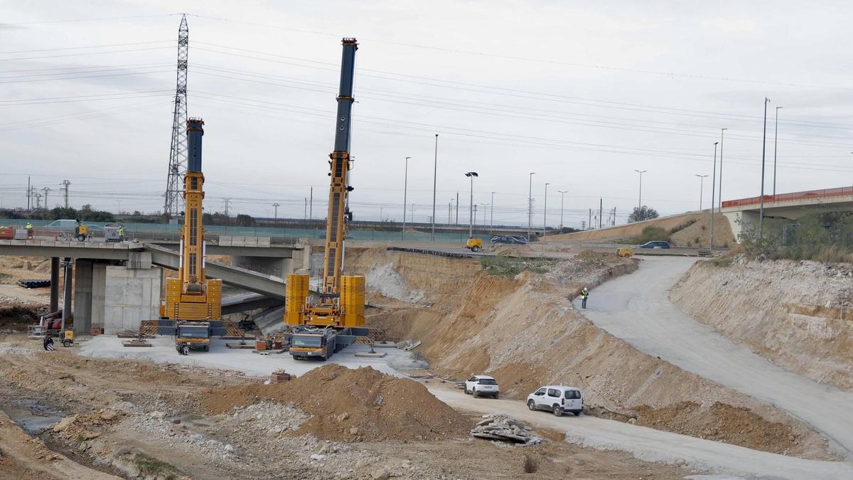 Obras en el puente de la autovía de Torrent en el barranco del Poyo.