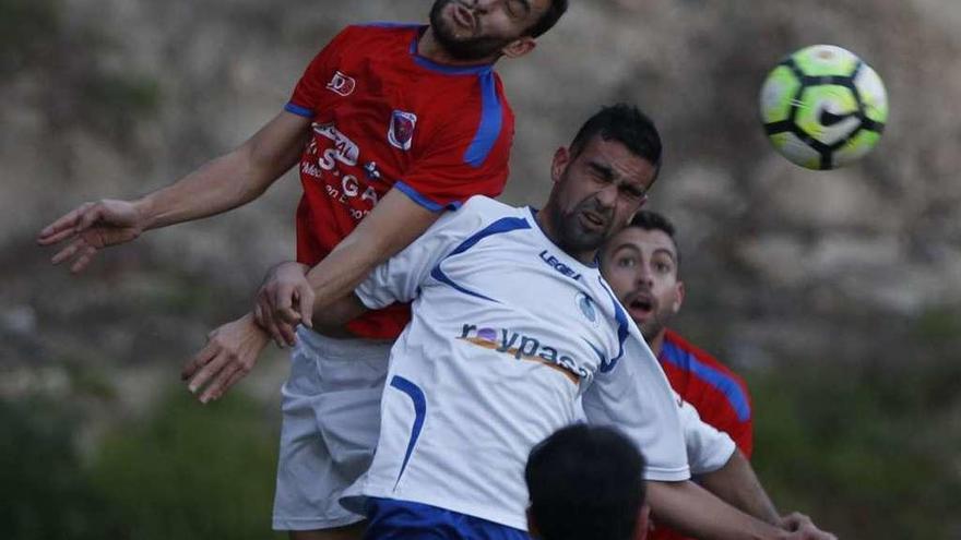 El ourensanista Josu salta con un rival, ayer en As Gaiandas. // Ricardo Grobas