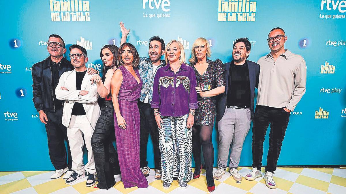 Parte del equipo de ‘La familia de la tele’. | Efe