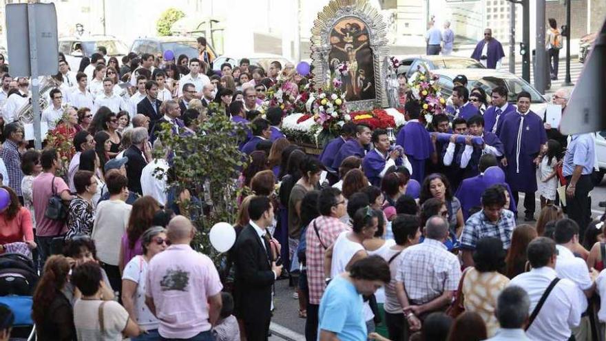 Celebración del patrón de Perú, el Señor de los Milagros, el pasado octubre, en Vigo. // Adrián Irago