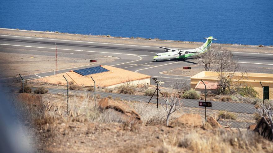 Una aeronave de Binter en la plataforma del aeropuerto ubicado en Alajeró.