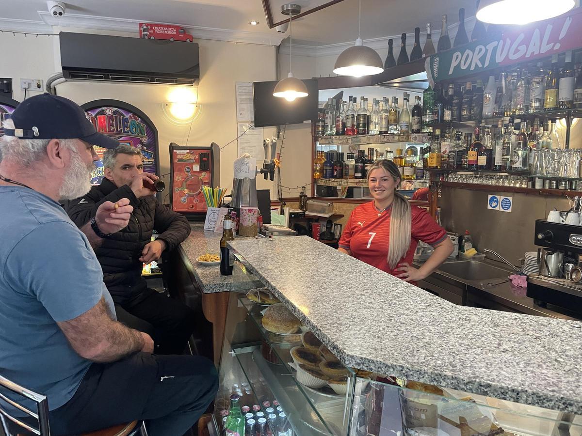 La camarera y unos clientes del restaurante O Campino, en Little Portugal.