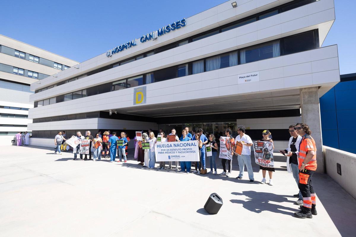 Imágenes de la concentración de la huelga de médicos en las puertas de Can Misses