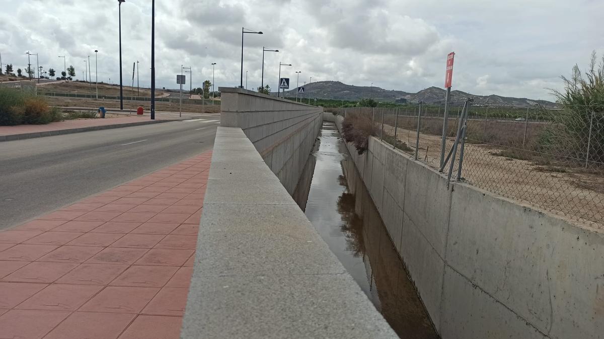 Muro de más de metro y medio levantado para proteger las nuevas zonas urbanas de Algorfa de la inundaciones y limita la capacidad de la Cañada