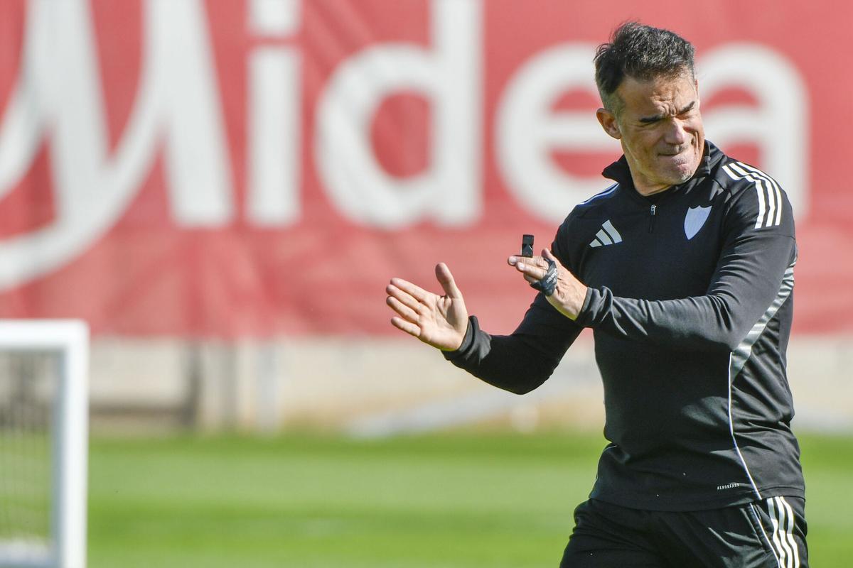 Luis García Plaza, nuevo técnico del Sevilla FC, en su primer entrenamiento al frente del equipo nervionense en la CD José Ramón Cisneros Palacios