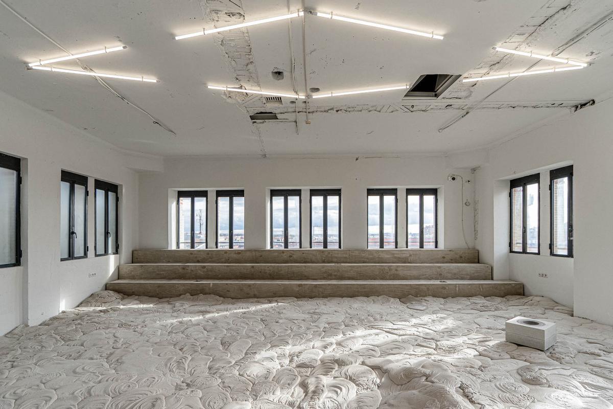 La instalación de Marlon Azambuja 'Fundación', que ocupa uno de los torreones de La Casa Encendida.