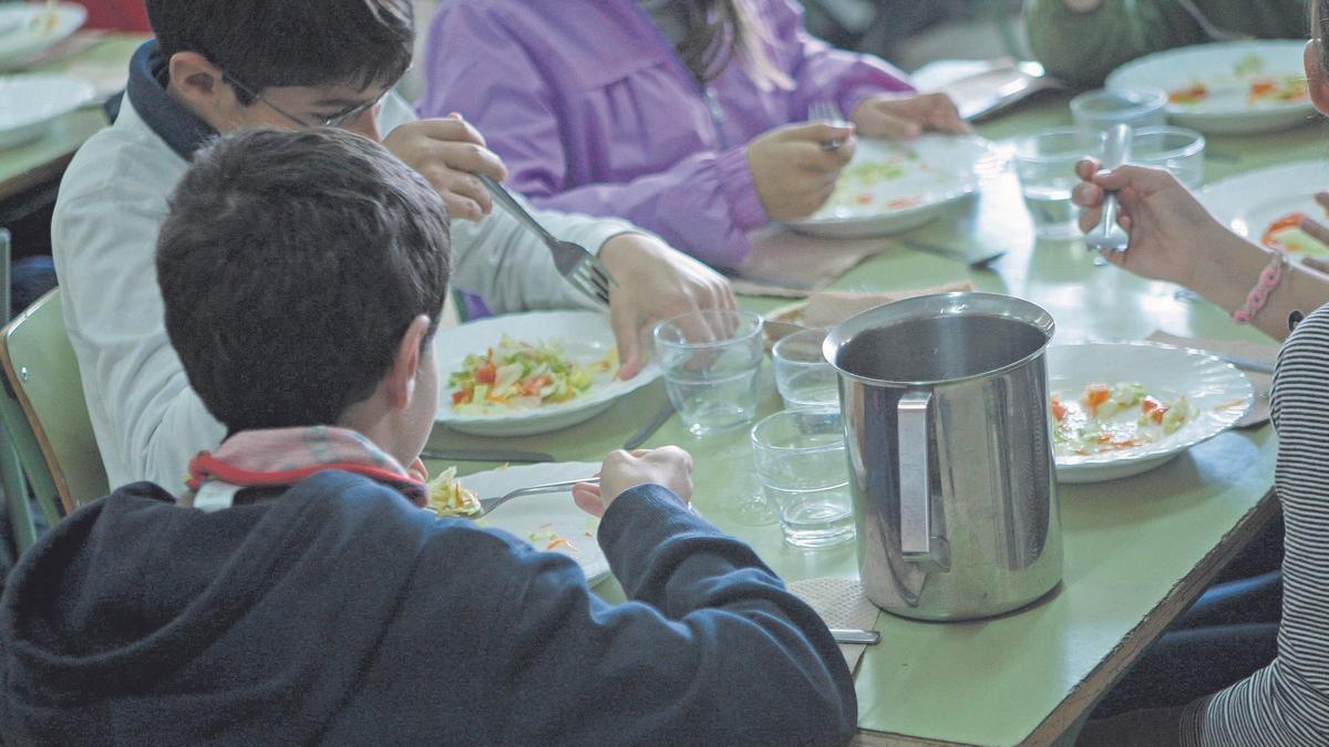 Niños en un comedor escolar de un colegio de Palma.