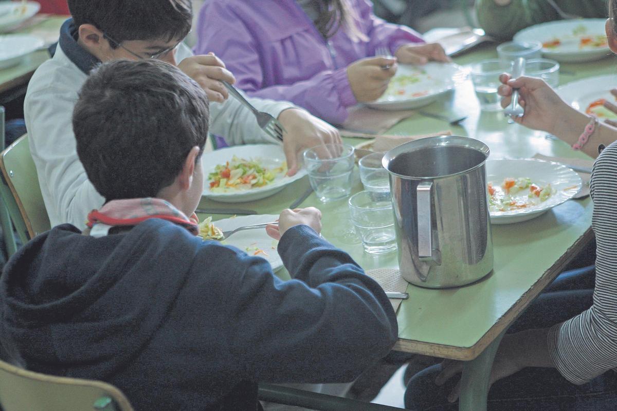Varios niños, durante el almuerzo en un comedor escolar en Mallorca.