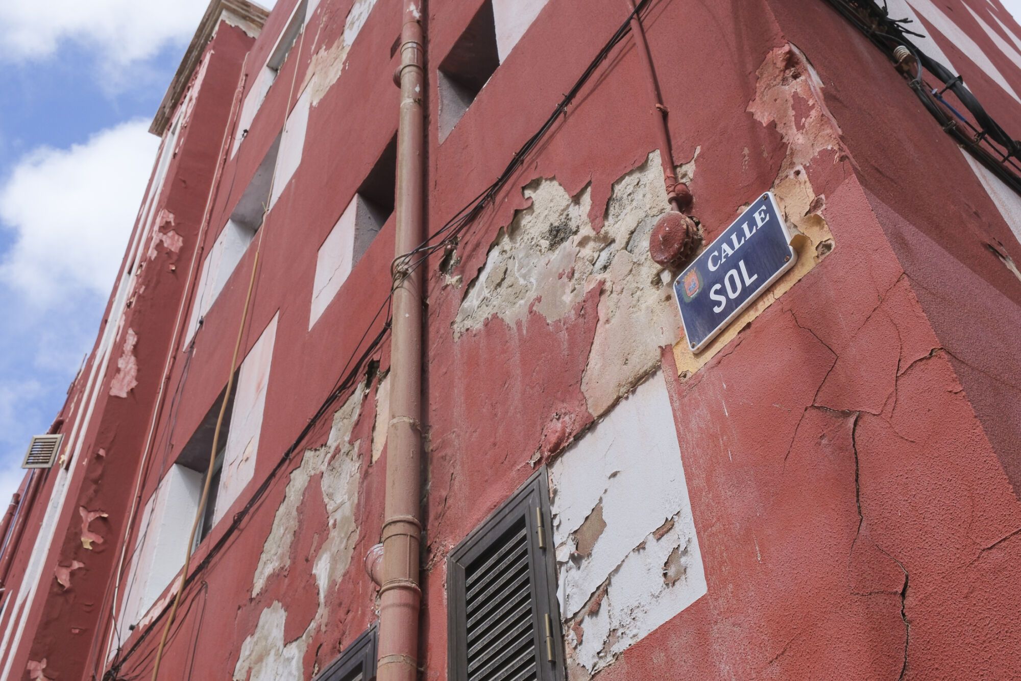 Deterioro del edificio de viviendas sociales grupo Sanz Orrio,en La Isleta