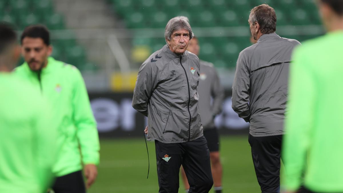 El entrenador del Real Betis, Manuel Pellegrini (C), dirige una sesión de entrenamiento en Varsovia, Polonia, 02 de octubre de 2024. El Real Betis se enfrentará al Legia de Varsovia en un partido de la UEFA Europa Conference League el 03 de octubre en Varsovia.