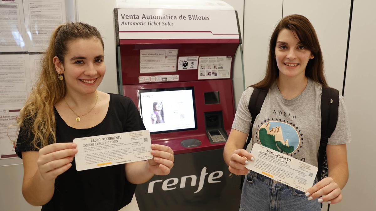 Dos viajeras de Media Distancia posan con los bonos gratuitos de Renfe en su primer día de aplicación en septiembre de 2022