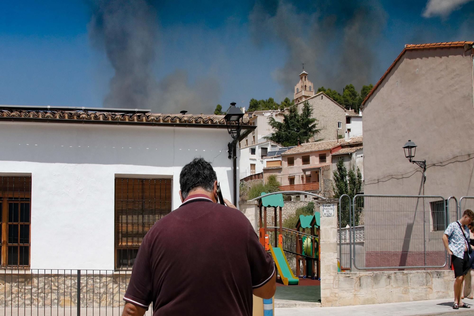 Evacuan la localidad de Benimassot ante el avance de las llamas del incendio de la Vall d'Ebo