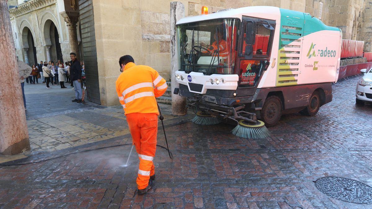 Un trabajador de Sadeco limpia una calle junto a la Mezquita-Catedral.