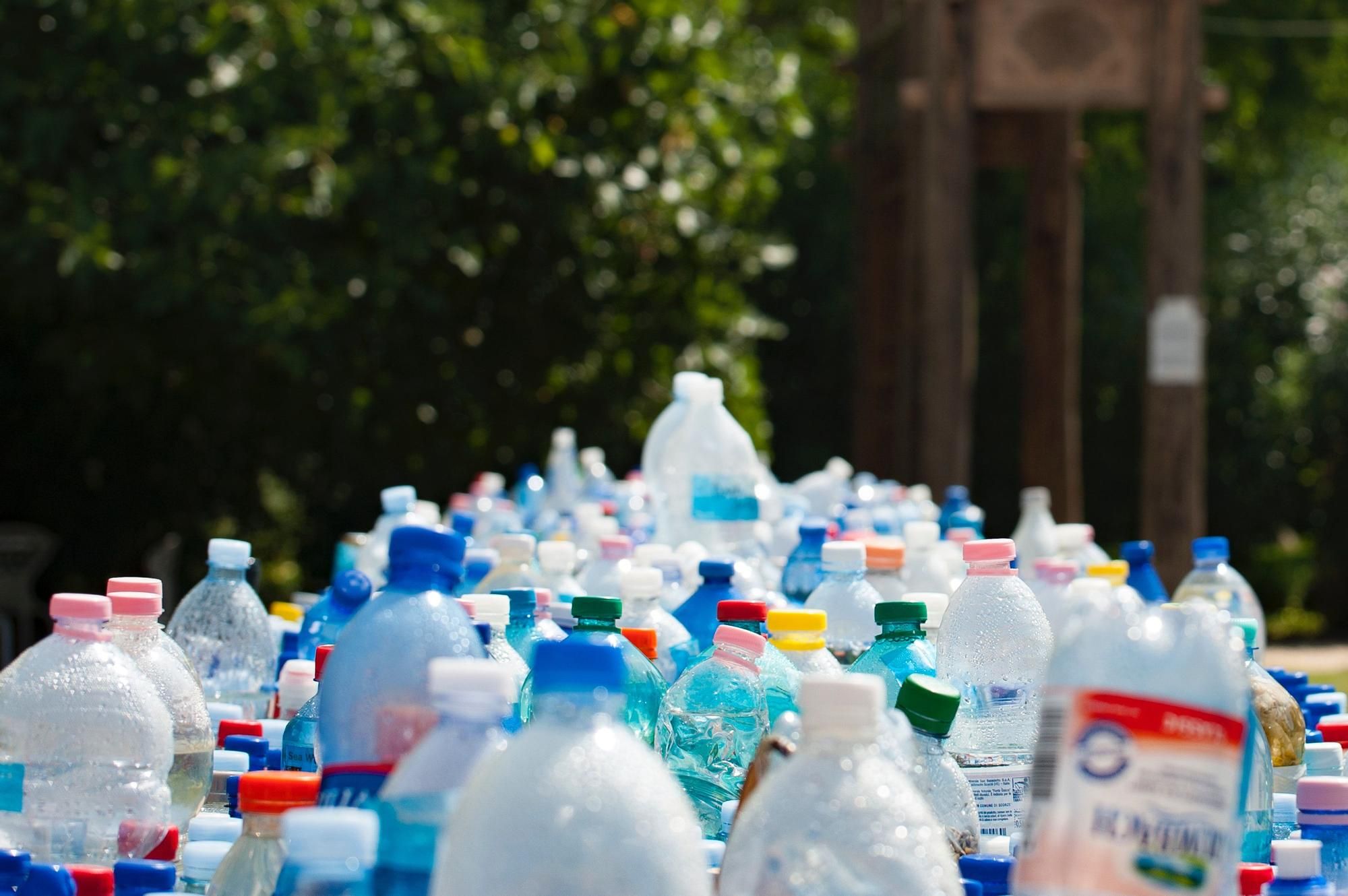 Botella de agua con objetivos marcados por tiempo