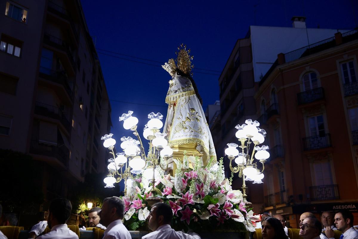 El Cristo de la Fe desfila por Saïdía acompañado por Carmen Prades y la corte mayor