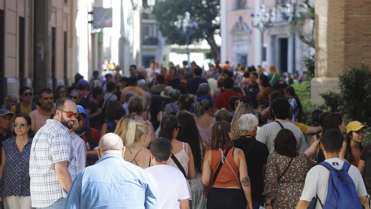 Gente paseando por el centro de València.