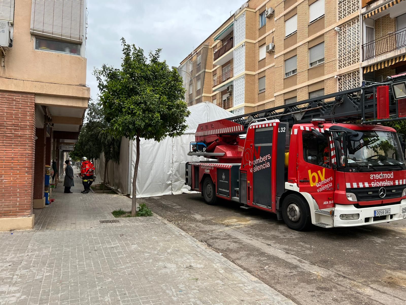 Los cascotes de un edificio caen sobre la carpa de una falla en campanar