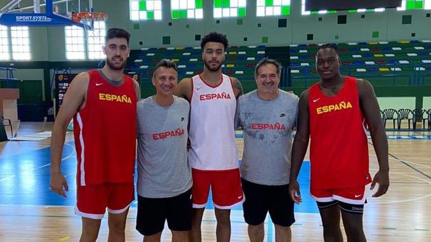 Jesús Lázaro e Ismael Tamba, segundo y tercero por la izquierda, respectivamente, con la selección sub 22 de baloncesto.