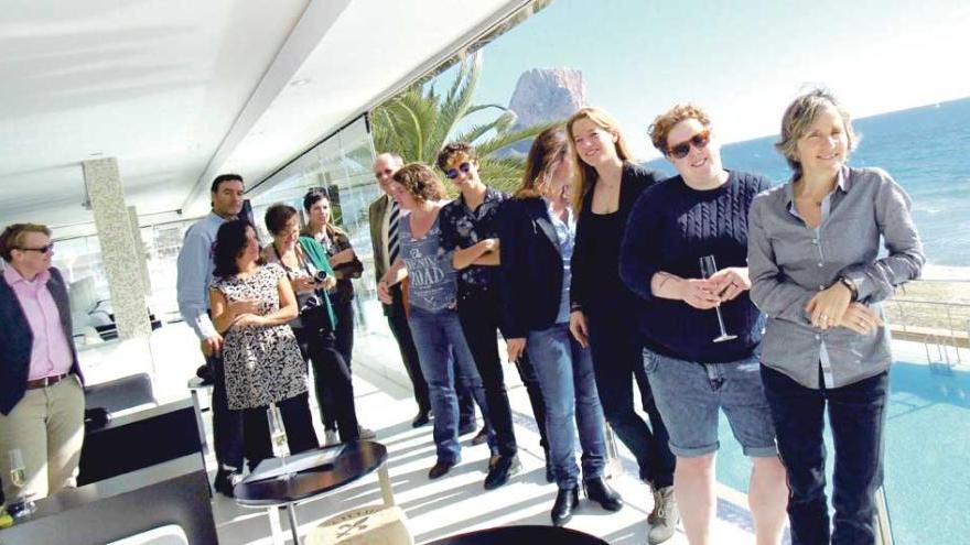 Las organizadoras del encuentro &quot;Olagirls&quot;, junto al concejal de Turismo, ayer, en Calp