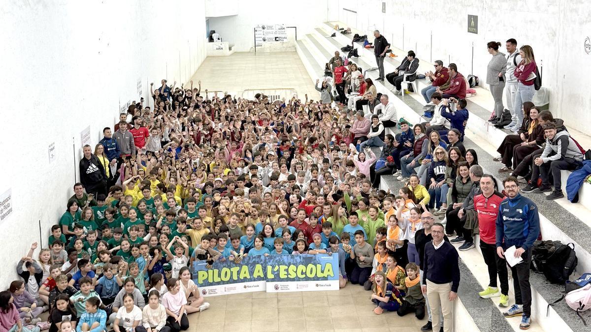 El trinquet de Canals va acollir la gran foto de grup amb més de 500 xiquets i xiquetes.