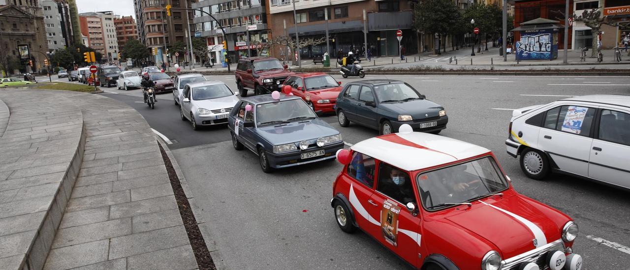 Los coches, a su paso por la plaza de El Humedal.