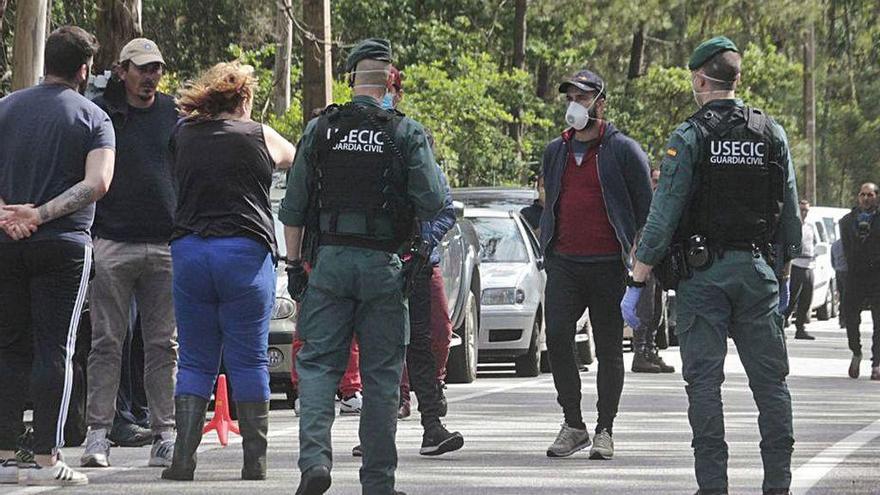 Despliegue de la Guardia Civil en la carretera a Donón durante el conflicto entre percebeiros y bateeiros.