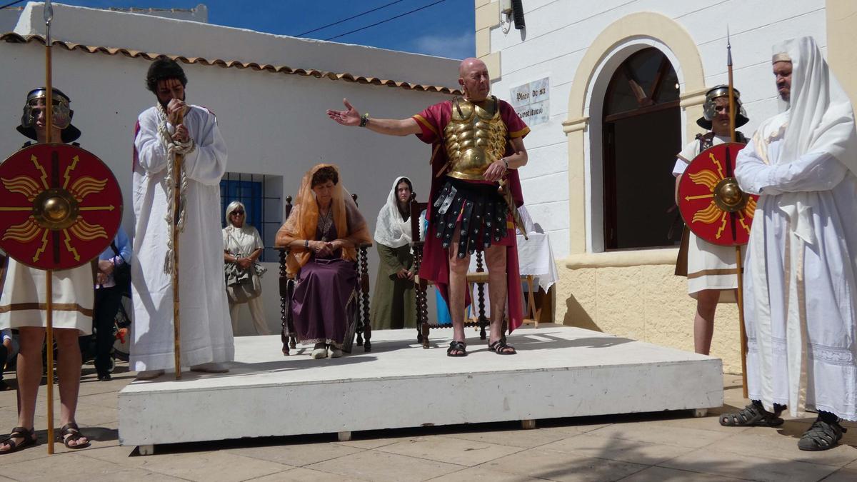 Jesús de Nazaret y Poncio Pilatos hablan durante la dramatización del Vía Crucis en Sant Francesc de Formentera. |