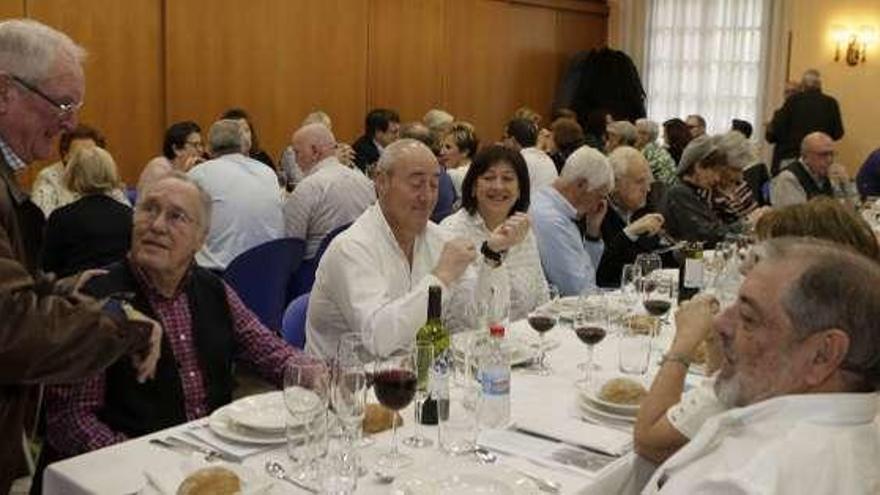 &quot;Los Andarines&quot; del Centro Asturiano conmemoran tres décadas de caminatas