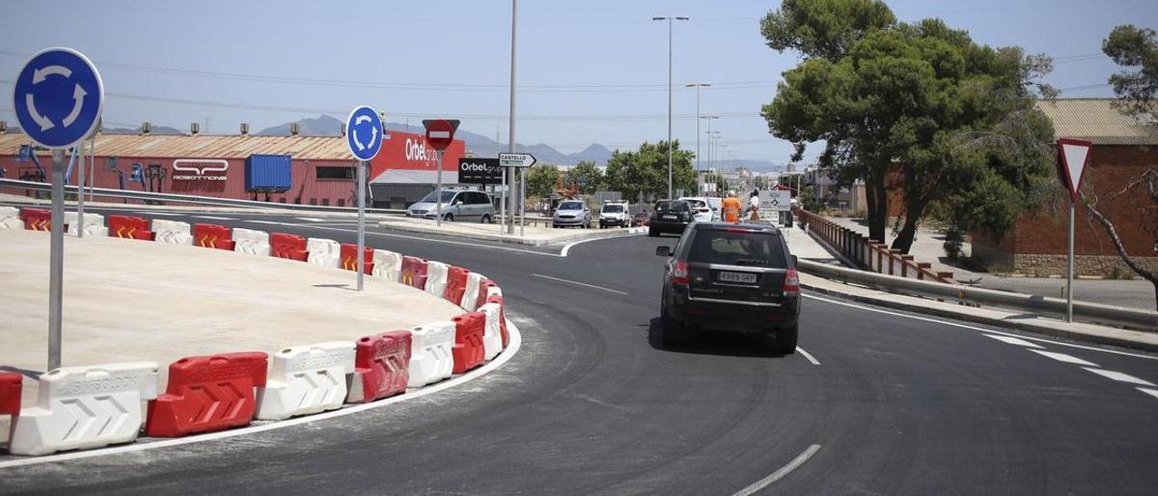 Los vehículos ya circulan por la rotonda que sustituye a los cuatro antiguos semáforos en la zona del escaléxtric.