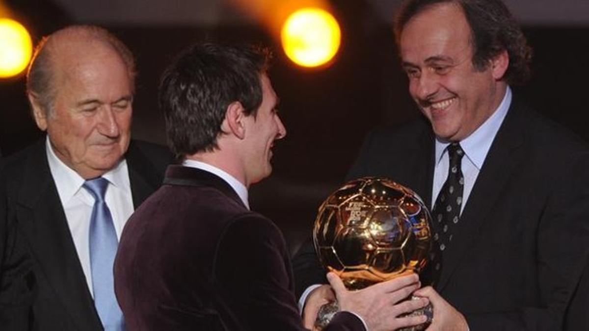 Messi recibe su tercer Balón de Oro de manos de Platini el pasado mes de enero.