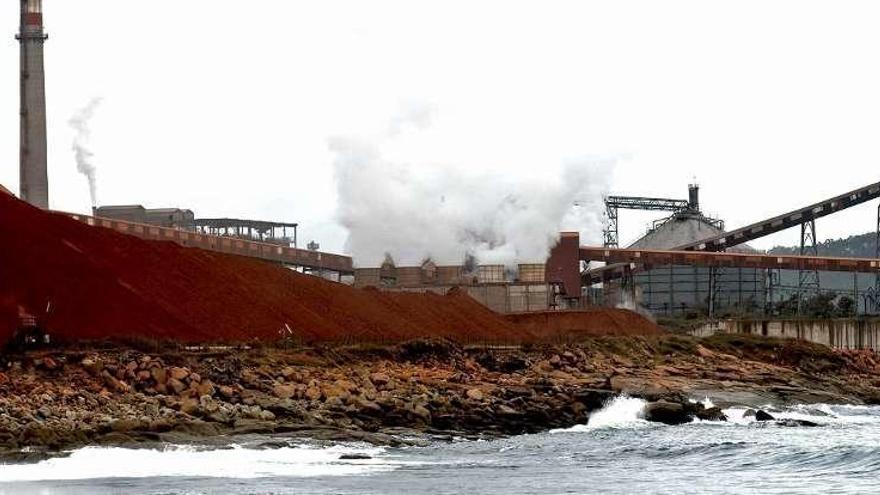 Vista de la factoría de aluminio Alcoa, ubicada en San Cibrao, al norte de Lugo. // Efe