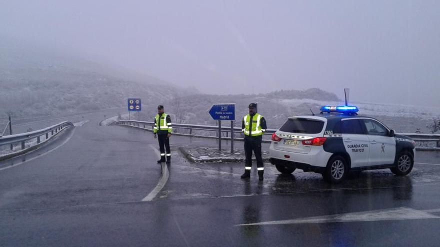 Nieve en la A-52 en A Canda, esta mañana. // G.C.