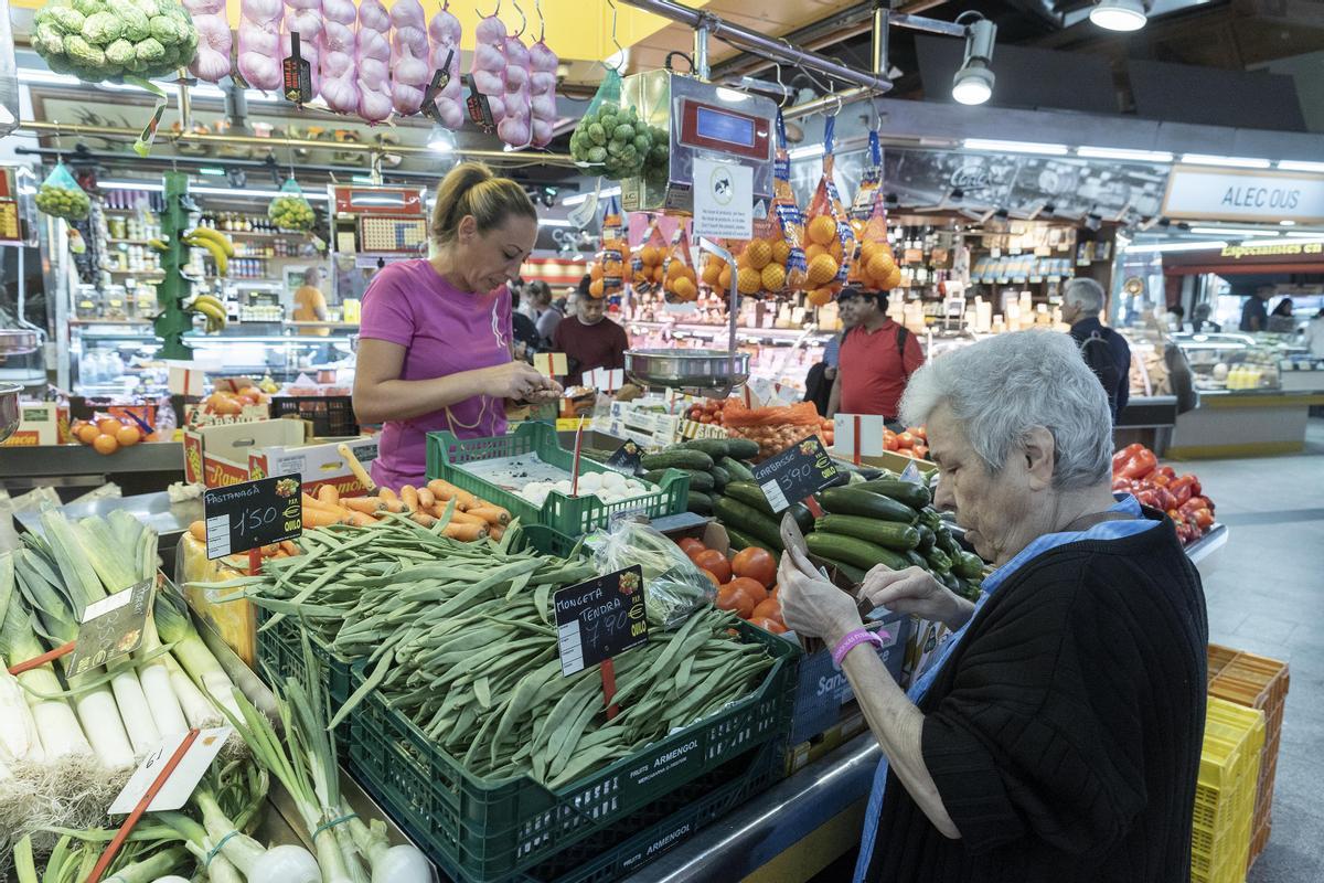 Una mujer realiza la compra en una frutería.