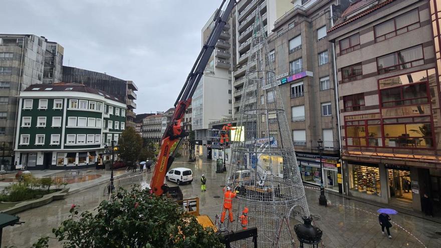 La Plaza de Galicia ya tiene su gran cono de Navidad  | M.MÉNDEZ
