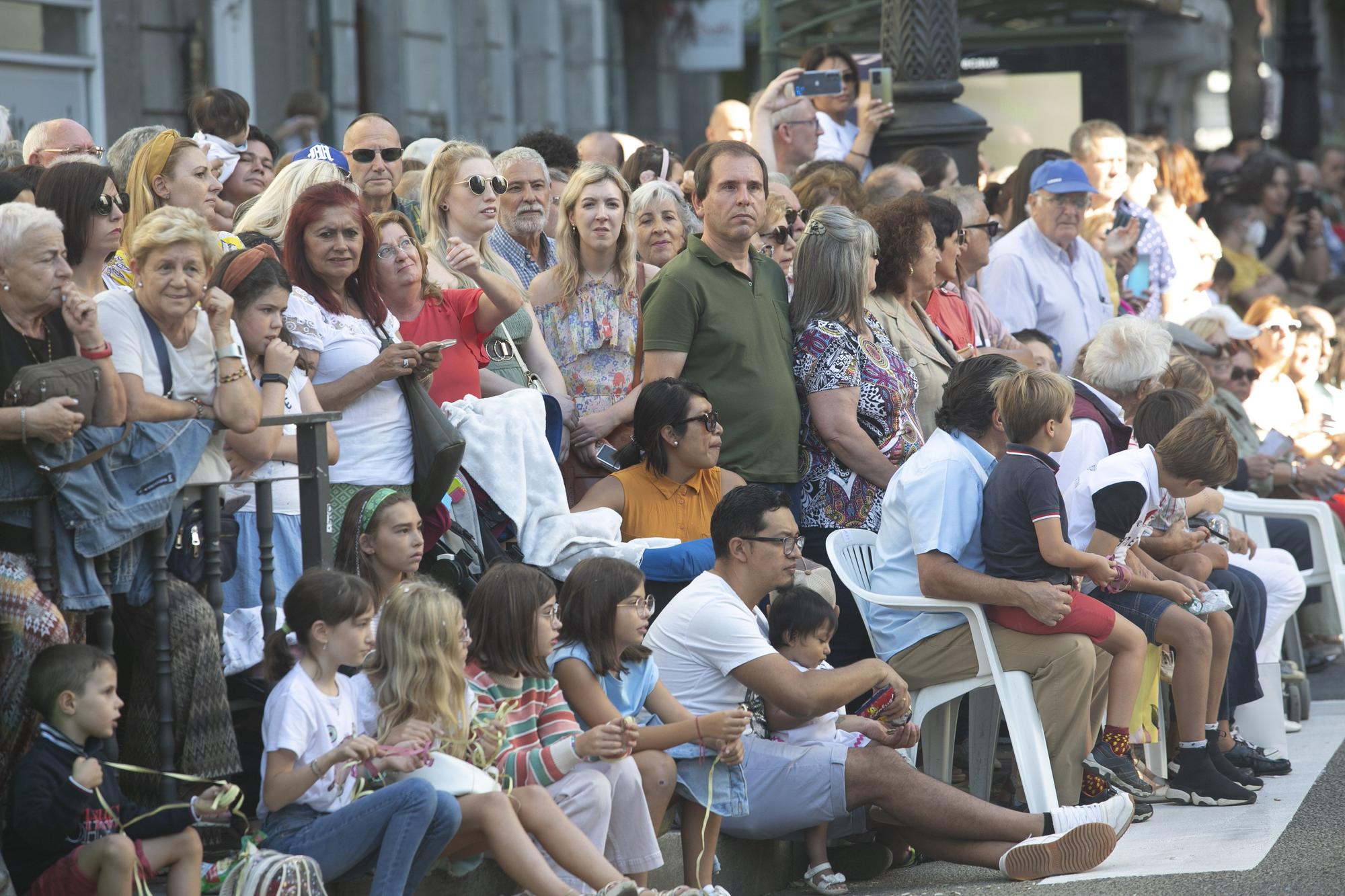 En Imágenes: El Desfile del Día de América llena las calles de Oviedo en una tarde veraniega