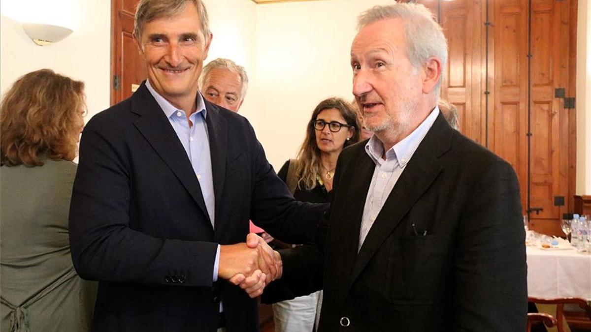 Javier Pagès, nuevo presidente de la DO Cava, saluda a Pere Bonet, el presidente saliente.