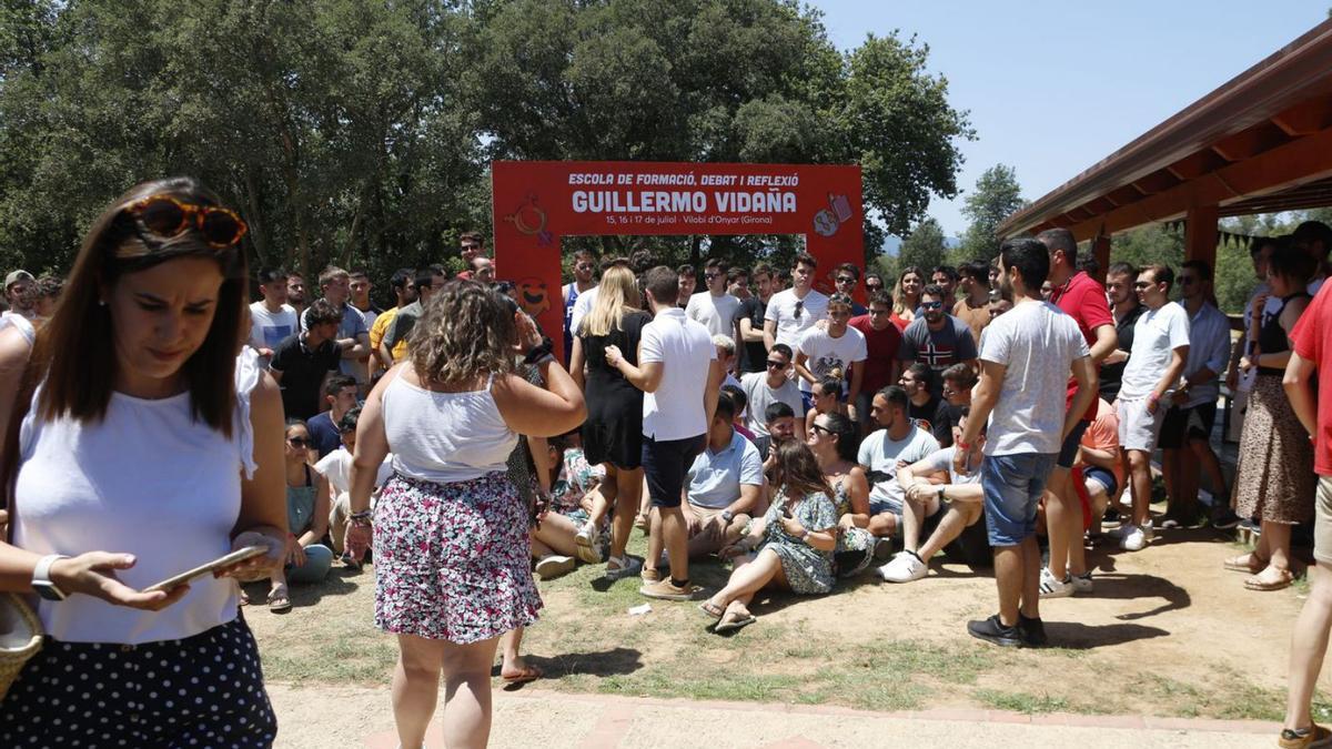 Salvador Ila amb els joves que participaven ahir a l’Escola de Formació. | ACN