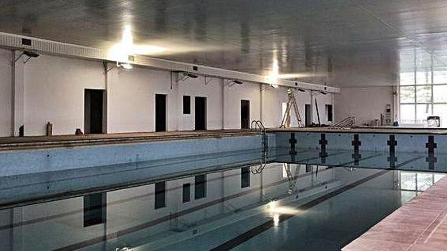 Interior de la piscina d&#039;Olesa en els dies previs a la reobertura