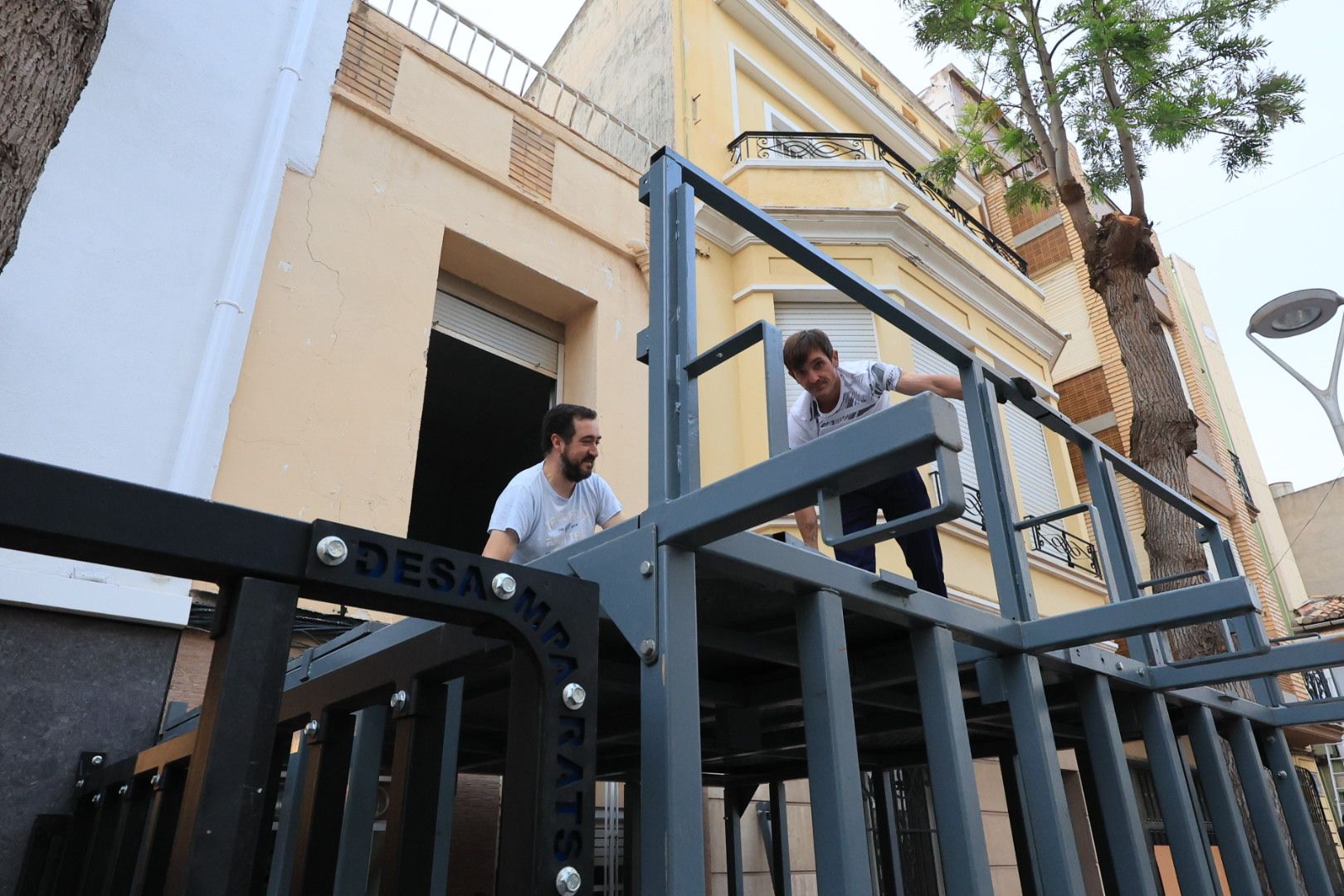 FOTOGALERÍA I Vecinos y peñas ultimas los preparativos de sus casals para las fiestas de Vila-real