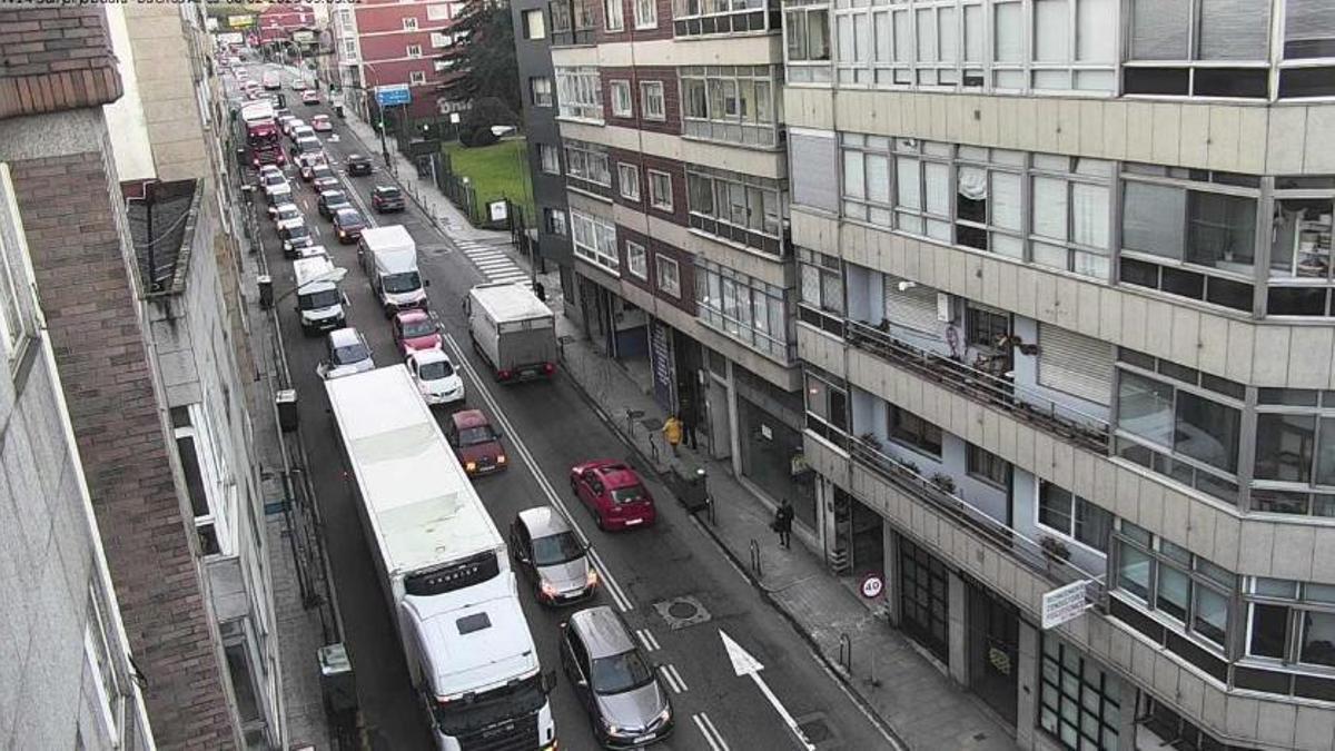 Cola de vehículos descendiendo desde Buenos Aires hacia Sanjurjo Badía.