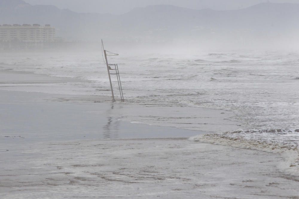 Las playas de la Malva-rosa, el Cabanyal y la Marina tras el temporal marítimo.