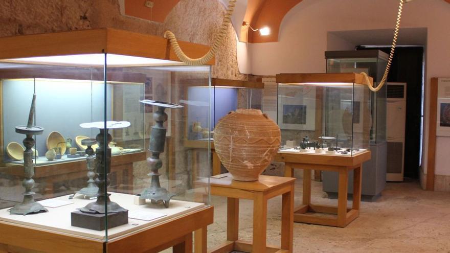En la primera vitrina, algunos de los bronces fatimíes del siglo XI hallados en 1920 en Dénia