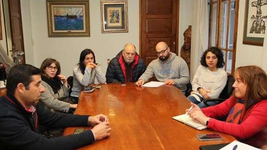 Reunión entre políticos y trabajadores del Casino La Toja. // Muñiz