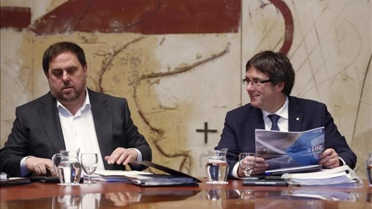 Orio Junqueras y Carles Puigdemont, con el proyecto de ley de presupuestos.