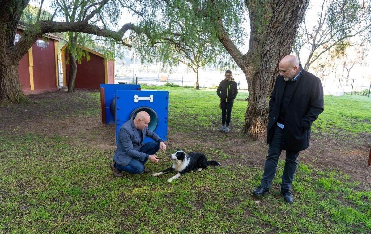 El concejal de Sanidad, Gonzalo López Pretel, asiste a la apertura de un nuevo parque canino junto al edil de Nuevas Tecnologías, Diego Lorente